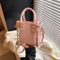 Mini borsa tote in pelle verniciata rosa con tracolla regolabile e ciondolo - Rosa