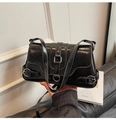 Détail du sac bandoulière en cuir verni noir avec boucles et sangles en métal argenté - Noir