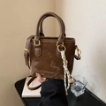 Borsa a mano marrone scuro con scritte dorate e ciondolo decorativo a campana - Marrone