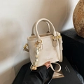 Borsa a mano in pelle crema con dettagli dorati e ciondolo in corda intrecciata - Bianco