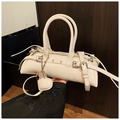 Bolso de almohada en cuero brillante blanco crema con ojales y dije de corazón - Con Llavero / Blanco