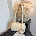 Bolso de hombro blanco crema minimalista con correas largas y mini colgante a juego - Blanco con Bolsa para Auriculares