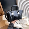 Bolso de mano trapezoidal negro brillante para mujer con asa y correa ajustable - Negro
