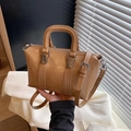 Bolso de mano y bandolera de cuero caramelo con asas redondas y correa ajustable - Color Grava