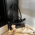 Bolso de hombro negro brillante con colgante de osito y correa ajustable mujer - Con Colgante / Negro