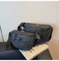 Dettaglio di due borse a tracolla in nylon nero con tasche in rete e spallacci regolabili - Nero Piccolo