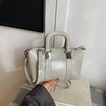 Elegante bolso Boston de piel sintética gris claro brillante con herrajes plateados - Gris Nube