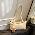 Bolso de hombro crema en cuero brillante con colgante de oso y logo grabado - Con Colgante / Blanco