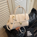 Elegante witte handtas met gouden sluiting en verstelbare riem in minimalistische stijl - Off-wit