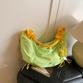 Hellgrüne Nylon-Umhängetasche mit gelben Faltenriemen und Blumenanhänger - Grün