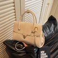 Elegante crèmewitte PU-lederen handtas met gouden draaisluiting en smalle schouderriem - Khaki
