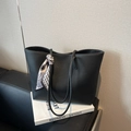 Borsa tote in pelle nera a grana con un foulard di seta decorativo sul manico corto - Nero