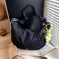 Schwarze sichelförmige Hobo-Tasche mit gelber Blume und violetten Kordelzug-Akzenten - Schwarz