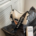 Borsa Boston bianca in pelle martellata con ampia tracolla logo e dettagli argento - Bianco Sporco