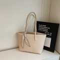 Borsa tote beige in ecopelle martellata con foulard decorativo in seta sul manico lungo - Bianco Sporco