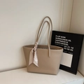 Borsa tote beige minimalista con trama litchi e un elegante foulard di seta decorativo - Cachi