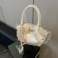 Französische Vintage Handtasche in Beige mit glänzendem Finish und Perlen-Schleife - Mit Anhänger / Weiß
