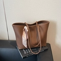 Grande borsa tote marrone in pelle con decorazione sciarpa di seta e texture martellata - caffè