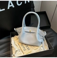 Hellblaue Handtasche aus Kunstleder in Korbform mit Schnalle und Schultergurt - Ohne Anhänger / Blau