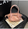 Hellrosa glänzende Handtasche in Korbform mit Wellenfalten und goldener Schnalle - Ohne Anhänger / Rosa