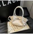 Französische Vintage-Beuteltasche in Cremeweiß mit Glanzoptik und Goldschnalle - Ohne Anhänger / Weiß