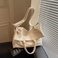 Sac fourre-tout plissé blanc cassé avec pendentif perle et nœud et large bandoulière - Blanc Cassé Avec Pendentif