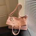 Sac fourre-tout rose en cuir PU plissé avec breloque cœur et bandoulière - Rose avec pendentif