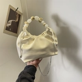 Borsa a mano a pieghe color crema con manico in perline di ambra e catena - Bianco Sporco