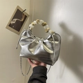 Borsa a nuvola plissettata argento con manico di perle e tracolla a catena fine - Argento