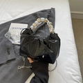 Elegante borsa a pieghe nera con manico in perline di legno e tracolla a catena argento - Nero