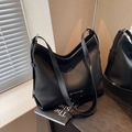 Bolso de hombro negro minimalista de gran capacidad en cuero granulado suave - Negro