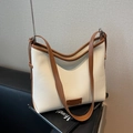 Bolso de hombro minimalista en cuero crema y marrón con elegante acabado de grano litchi - Blanco Roto