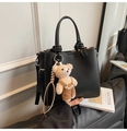 Détail du sac cabas noir grainé avec bandoulière et charmant pendentif ours en peluche - Noir avec pendentif
