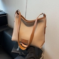 Bolso hobo caqui de gran capacidad en piel granulada y correas marrón oscuro - Caqui