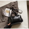 Bolso bowling chic de cuero negro brillante con relieve de letras y correa ajustable - Sin colgante / Negro