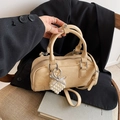 Sac Boston plissé beige avec pendentif cœur en perles et nœud argenté pour femme - Avec Pendentif / Jaune Poire