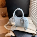 Sac bowling bleu clair effet froissé avec pendentif cœur perlé et bandoulière réglable - Avec Pendentif / Bleu Sel de Mer