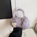 Sac Boston violet clair texturé avec breloque cœur en perles et bandoulière réglable - Avec Pendentif / Violet Taro