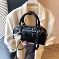 Sac bowling noir brillant avec pendentif cœur perlé et finitions en métal argenté - Avec Pendentif / Noir