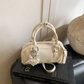 Sac bowling crème chic avec texture plissée et breloque en perles élégante - Avec Pendentif / Blanc Cassé