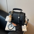 Elegante borsa in pelle nera con fibbie rotonde e ciondolo in peluche bianco - Nero con ciondolo
