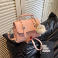 Borsa quadrata in pelle PU rosa con ciondolo a mostro di peluche bianco e manico superiore - Rosa con ciondolo