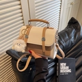 Mini borsa strutturata in ecopelle beige e kaki con ciondolo in peluche morbido - Cachi con Pendente