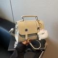 Elegante borsa in finta pelle bianco crema con dettagli argento e ciondolo morbido - Verde Fagiolo Con Pendente