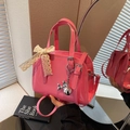 Bolso Boston de charol rosa brillante con lazo de encaje y colgante de perro plateado - Rosa Rojo