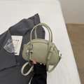 Sac à main vert haricot texture litchi avec breloque cœur et bandoulière réglable - Vert