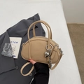 Sac bandoulière beige tendance avec pendentif cœur argenté et texture grainée élégante - Khaki