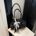 Bolso Boston negro brillante con lazo de encaje y colgante de cuentas plateadas - Con Colgante / Negro