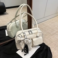 Bolso Boston brillante blanco crema con asas dobles y accesorio de lazo de encaje - Con Colgante / Blanco Roto