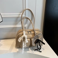 Bolso Boston beige de charol con lazos de encaje decorativos y detalles de cinta - Con Colgante / Caqui